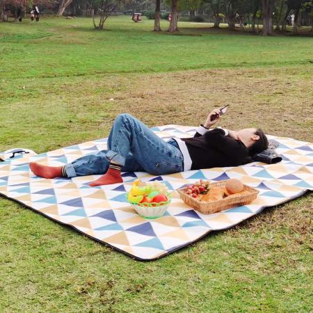 Picknickdecke Campingmatte Outdoor-Picknickmatte wasserdichte sanddichte Stranddecke faltbare Reisedecke tragbare handliche Matte Picknicktasche Tragetasche 