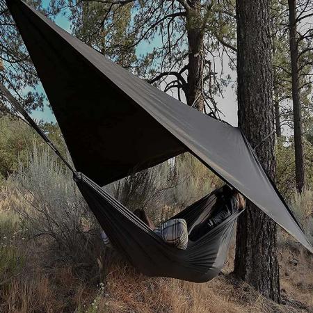 Campingplane wasserdicht mit 2 Stangen Plane Sonnenschirm Picknickmatte Campingzubehör zum Angeln Wandern
 