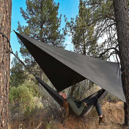 Campingplane wasserdicht mit 2 Stangen Plane Sonnenschirm Picknickmatte Campingzubehör zum Angeln Wandern
 